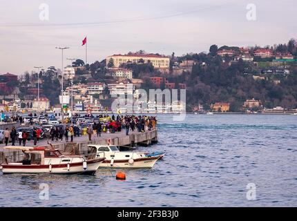 istanbul, Turchia - 13 Marzo 2021 : edifici nello stretto del Bosforo nella città di Istanbul, Turchia Foto Stock