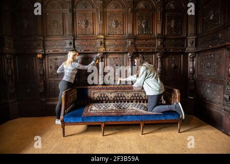 Pannelli di quercia fortemente intagliati risalenti alla fine del 16 ° secolo all'inizio del 17 nella sala d'ingresso a Camden Place a Chislehurst, Kent, Inghilterra, Regno Unito Foto Stock