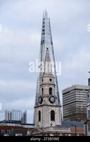 La forma della guglia della vecchia chiesa di San Giorgio Martire a Borough si riflette nella forma a punta dell'architettura in vetro dello Shard il 5 marzo 2021 a Londra, Inghilterra, Regno Unito. (Foto di Mike Kemp/in Pictures via Getty Images) Foto Stock