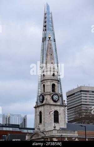 La forma della guglia della vecchia chiesa di San Giorgio Martire a Borough si riflette nella forma a punta dell'architettura in vetro dello Shard il 5 marzo 2021 a Londra, Inghilterra, Regno Unito. (Foto di Mike Kemp/in Pictures via Getty Images) Foto Stock