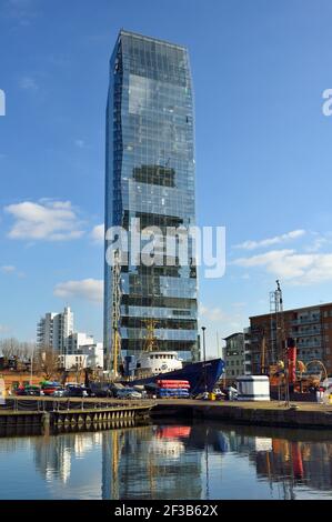 Residenze di lusso sul porto, Dollar Bay Point, South Dock, Canary Wharf Estate, Docklands, East London, Regno Unito Foto Stock