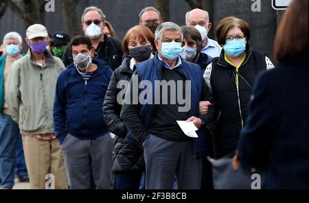 STATI UNITI. 12 marzo 2021. La gente aspetta in una linea avvolta intorno a due blocchi prima di entrare nel sito di vaccinazione di massa del Centro Unito il 9 marzo 2021. (Antonio Perez/Chicago Tribune/TNS/Sipa USA) Credit: Sipa USA/Alamy Live News Foto Stock