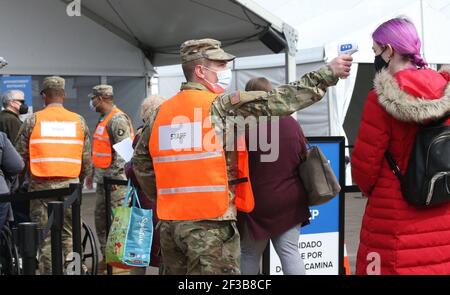 STATI UNITI. 12 marzo 2021. Un membro della Guardia Nazionale rileva la temperatura delle persone che entrano nel sito di vaccinazione di massa dell'United Center il 9 marzo 2021. (Antonio Perez/Chicago Tribune/TNS/Sipa USA) Credit: Sipa USA/Alamy Live News Foto Stock