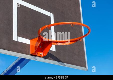 scudo da basket con anello rosso contro il cielo blu. Foto di alta qualità Foto Stock