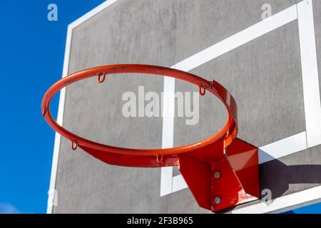 scudo da basket con anello rosso contro il cielo blu. Foto di alta qualità Foto Stock