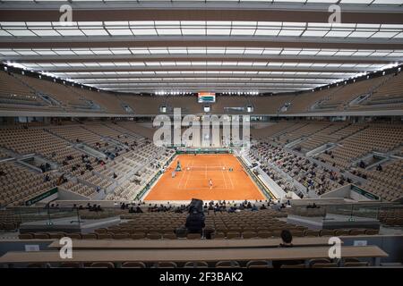 Panoramica della Corte quasi vuota Philippe Chatrier con il tetto chiuso durante una partita maschile Singles al French Open 2020, Parigi, Francia, EUR Foto Stock