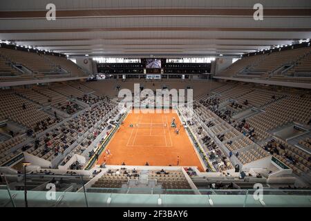Panoramica di Court Philippe Chatrier con il tetto chiuso durante una partita maschile Singles al French Open 2020, Parigi, Francia, Europa Foto Stock