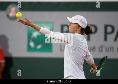 Il tennista polacco IgA Swiatek lancia la palla in aria durante il French Open 2020, Parigi, Francia, Europa. Foto Stock