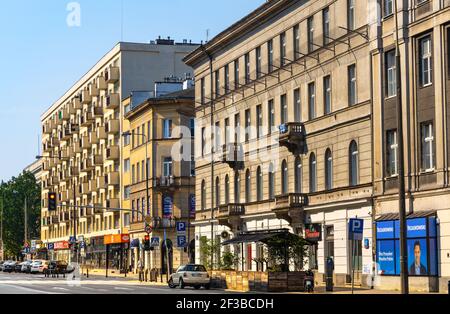 Varsavia, Polonia - 28 giugno 2020: Vista panoramica della via Krucza con architettura comunista classica nel quartiere di Srodmiescie Foto Stock