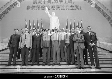 Una delegazione intorno al direttore Krupp Berthold BEITZ pone per una foto di gruppo di fronte a una statua di Mao, Wirtschaftsgespraeche, 30.05.1973 | utilizzo in tutto il mondo Foto Stock