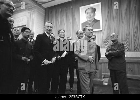 Una delegazione intorno al direttore Krupp Berthold BEITZ è guidata da Tschou en Lai attraverso la Sala del popolo, sullo sfondo una foto Mao, 30 maggio 1973 | utilizzo in tutto il mondo Foto Stock