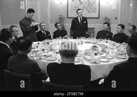 Una delegazione intorno al direttore Krupp Berthold BEITZ in una cena celebrativa con Tschiao Kuan Hua, in piedi: Pauls, 30.05.1973 | uso in tutto il mondo Foto Stock