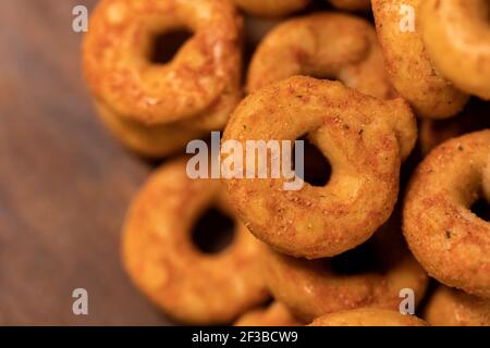 Primo piano con il tradizionale spuntino italiano a base di taralli Foto Stock