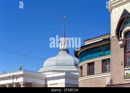 Stazione della metropolitana Komsomolskaya vicino al terminal ferroviario di Leningradsky e Yaroslavsky. Mosca, Russia Foto Stock