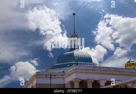 Stazione della metropolitana Komsomolskaya vicino al terminal ferroviario di Leningradsky e Yaroslavsky. Mosca, Russia Foto Stock