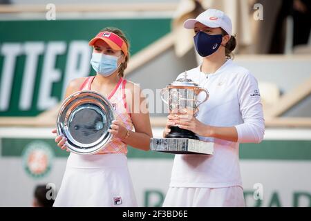Secondo classificato Sofia Kenin e vincitore del trofeo IgA Swiatek al torneo French Open 2020, Parigi, Francia. Foto Stock