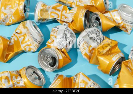 BANGKOK, THAILANDIA - 16 MARZO 2021: Rumpled singha lattine di soda al limone su sfondo blu Foto Stock