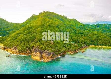 Vista aerea dell'isola tropicale Mahe e delle splendide lagune, Seychelles Foto Stock