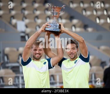 I tennisti tedeschi Kevin Krawietz (a sinistra) e Andreas Mies che tengono il trofeo dopo aver vinto il Campionato Men's Doubles, il francese Open 2020, Parigi, Franc Foto Stock