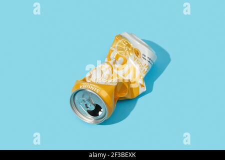 BANGKOK, THAILANDIA - 16 MARZO 2021: La lattina di soda al limone di singha rumpled su sfondo blu Foto Stock