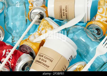 BANGKOK, THAILANDIA - 16 MARZO 2021: Rumpled singha limone soda Coca Cola lattine su sfondo blu Foto Stock