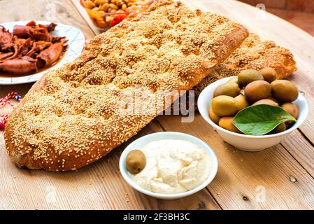 Pane greco tradizionale (lagana) , olive, frutti di mare , tarami . Foto Stock