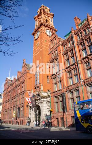 Manchester Inghilterra - 13.10.2013: Kimpton Clocktower Hotel (con la scritta Palace) su cielo blu giorno di sole su Oxford Street Foto Stock
