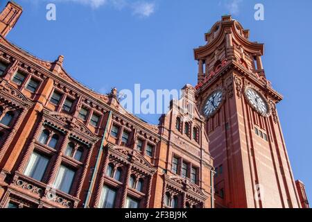 Manchester Inghilterra - 13.10.2013: Kimpton Clocktower Hotel (con la scritta Palace) su cielo blu giorno di sole su Oxford Street Foto Stock