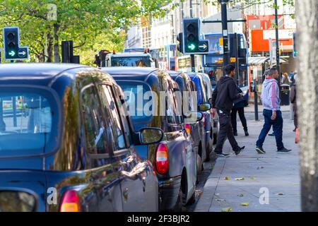 Manchester England - 13.10.2013: Fila di cabine nere in attesa di clienti Foto Stock