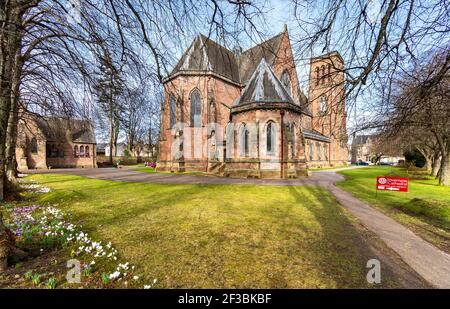 CATTEDRALE CHIESA DI SANT'ANDREA INVERNESS IN PRIMAVERA CON CROCI COLORATI Foto Stock