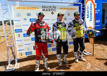 11 BARREDA BORT Joan (esp), Monster Energy Honda Team, Honda CRF 450 Rally, 29 THOMAS SHORT Andrew (usa), Red Bull KTM Factory Racing, Husqvarna FR450 Rally Factory, 02 QUINTANILLA Pablo (chl), Red Bull KTM Factory Racing, KTM 450 Rally Factory, Podio durante la cerimonia del podio del Rallye du Maroc 2019 a Fes il 9 ottobre - Foto Frederic le Floc'h / DPPI Foto Stock