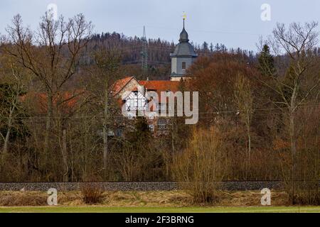 La chiesa e il castello di Herleshausen in Germania Foto Stock