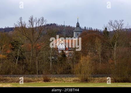 La chiesa e il castello di Herleshausen in Germania Foto Stock