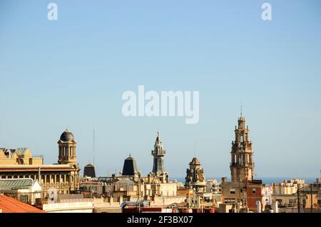 Tetti di Barcellona, mare e cielo visti dalla cima della cattedrale. Barcellona, Catalogna, Spagna. Foto Stock