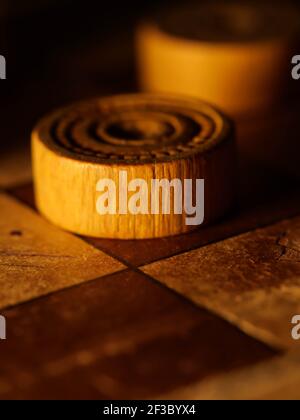 Scacchiera in legno d'epoca con scacchiera color marrone e crema. Foto Stock