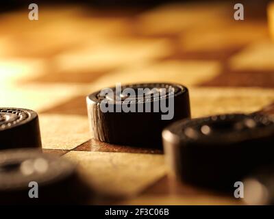 Scacchiera in legno d'epoca con scacchiera color marrone e crema. Foto Stock