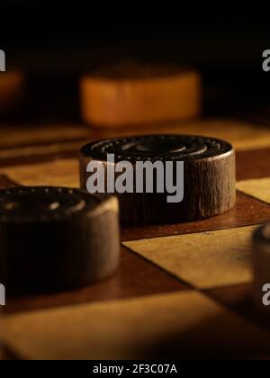 Scacchiera in legno d'epoca con scacchiera color marrone e crema. Foto Stock