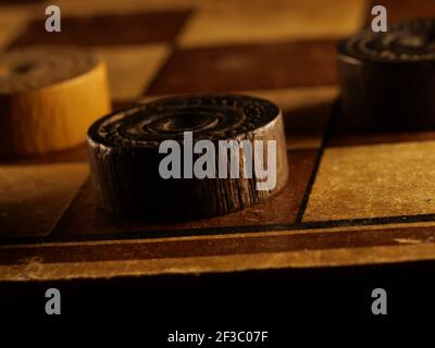 Scacchiera in legno d'epoca con scacchiera color marrone e crema. Foto Stock