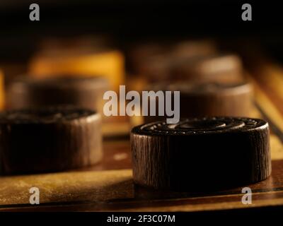 Scacchiera in legno d'epoca con scacchiera color marrone e crema. Foto Stock