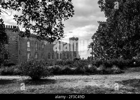 Una bella vista monocromatica del Castello di Donnafugata su un giornata di sole da un giardino Foto Stock