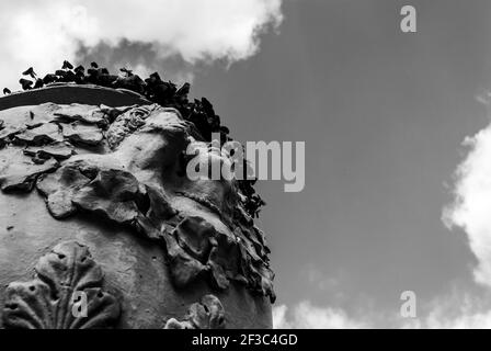 Un'immagine monocromatica a basso angolo di dettagli decorativi del giardino Donnafugata con soluzioni architettoniche uniche, Italia Foto Stock