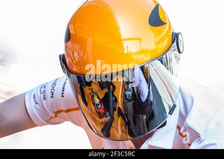 Riflessione sul casco meccanico McLaren, casque, durante il campionato mondiale di Formula 1 FIA 2018, Gran Premio di Spagna, a Barcellona Catalunya dal 10 al 13 maggio - Foto Xavi Bonilla / DPPI Foto Stock