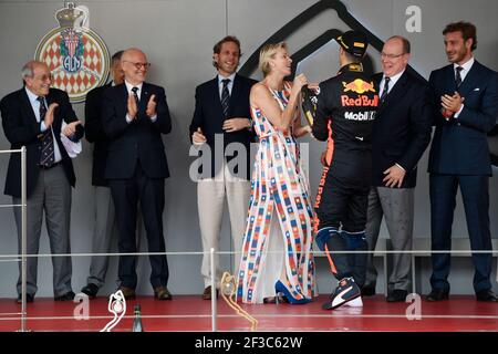 PODIO ALBERT DE MONACO, CHARLENE DE MONACO RICCIARDO Daniel (aus), Aston Martin Red Bull Tag Heuer RB14, ritratto durante il Campionato del mondo di Formula uno 2018, Gran Premio di Monaco dal 24 al 27 maggio a Monaco - Foto Eric Vargiolu / DPPI Foto Stock