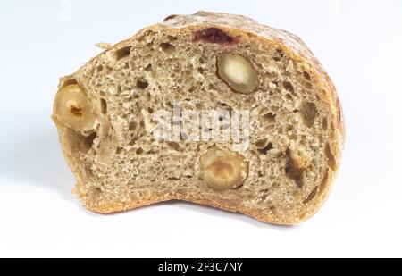 Pane francese tradizionale con nocciole e frutta secca Foto Stock