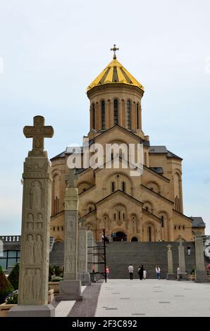 Passaggio pedonale d'ingresso alla chiesa ortodossa georgiana della Cattedrale della Santissima Trinità di Sameba Tbilisi, Georgia Foto Stock