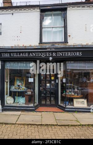 Il negozio Village Antiques & Interiors si trova in High Street, Pinner, Middlesex, Inghilterra, Regno Unito Foto Stock