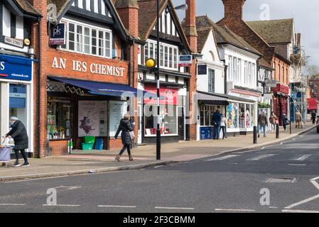 La gente fuori e circa in una mattina presto di primavera in High Street, Pinner, Middlesex, Inghilterra, Regno Unito Foto Stock