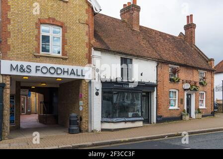 Fridolin's Beauty Clinic, Visage Hair and Beauty e l'ingresso a M&S Foodhall, High Street, Pinner, Middlesex, Inghilterra, REGNO UNITO Foto Stock