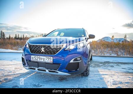 MOSCA, RUSSIA - 15 MARZO 2020: Blue SUV Peugeot 3008 sul paesaggio invernale della campagna Foto Stock