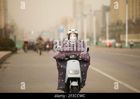 Foto mostra una forte tempesta di sabbia colpisce Lianyungang City, nella provincia di Jiangsu, nella Cina orientale, il 16 marzo 2021. (Foto di /ChinaImages/Sipa USA) Credit: Sipa USA/Alamy Live News Foto Stock